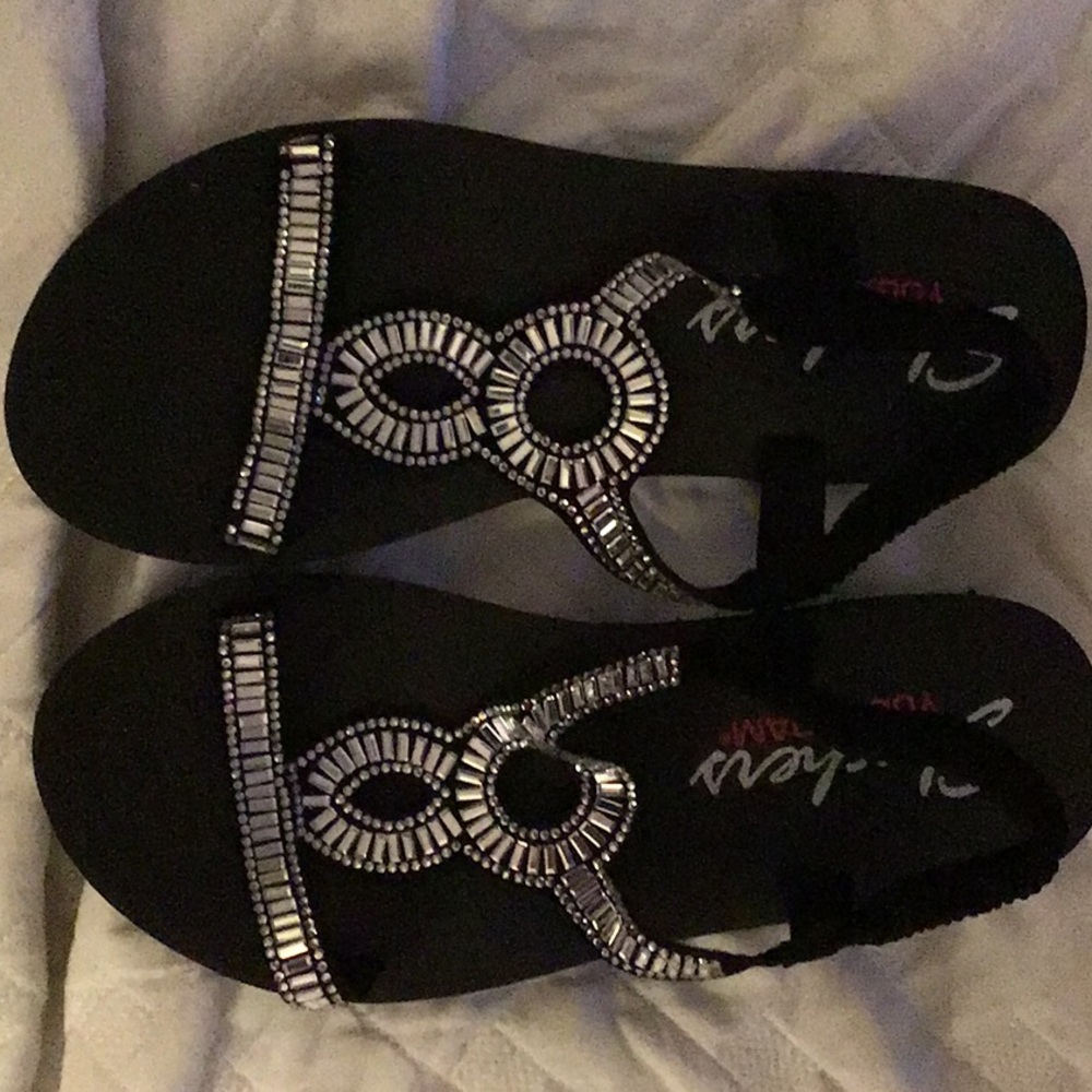 Sketchers yoga mat flip flops